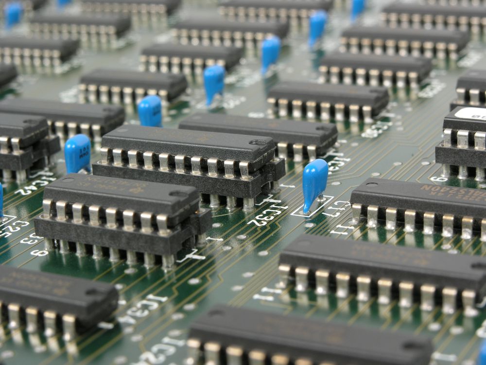 DIP integrated circuit packages and their leads
