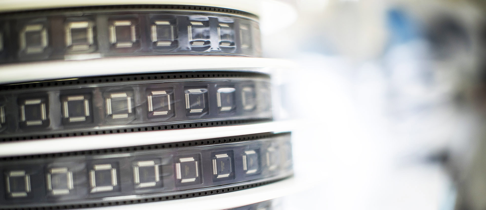 Semiconductor packages stored in carrier-tape reels